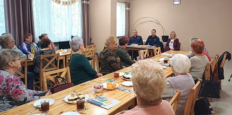 Seniorzy na celowniku oszustów. Policjanci szkolą - 28581