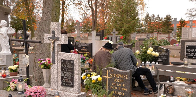 Savoir-vivre na 1 listopada. Jak się zachować podczas wizyty na cmentarzu? - 28715