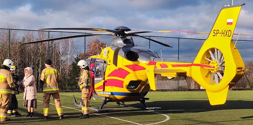 Chwile grozy w szkole w Drzycimiu. Na boisku lądował helikopter medyczny - 28949