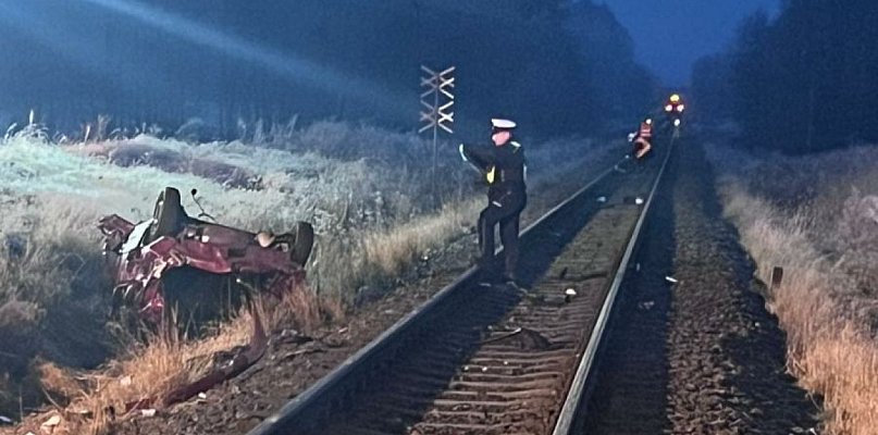Osobówka wjechała prosto pod pociąg. Młody kierowca nie żyje - 28995
