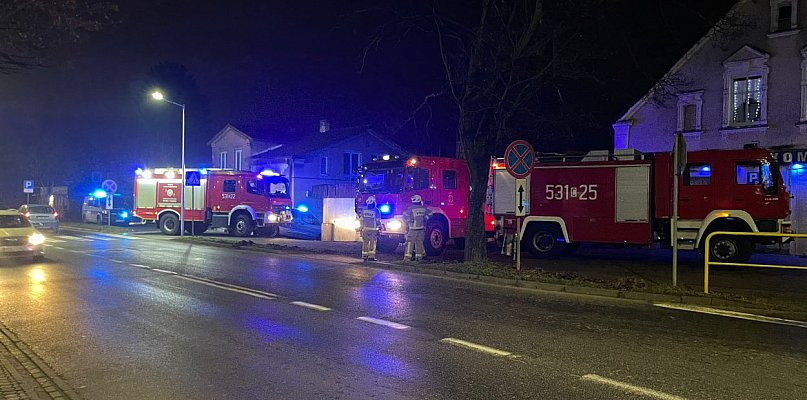 Bezdomni rozpalili, strażacy ugasili. Akcja w pustostanie - 29295