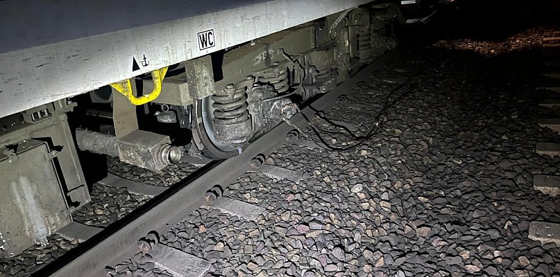 Volkswagen spadł z wiaduktu prosto pod pędzący pociąg - 29314