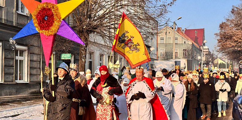 Świecianie w koronach! Radosny Orszak Trzech Króli przeszedł ulicami miasta FILM - 29479