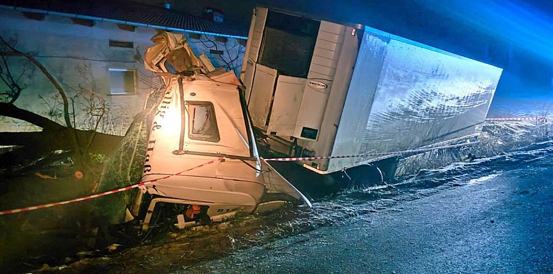 Sześć kolizji w jedną dobę! Dwie Scanie w rowie i roztrzaskane osobówki