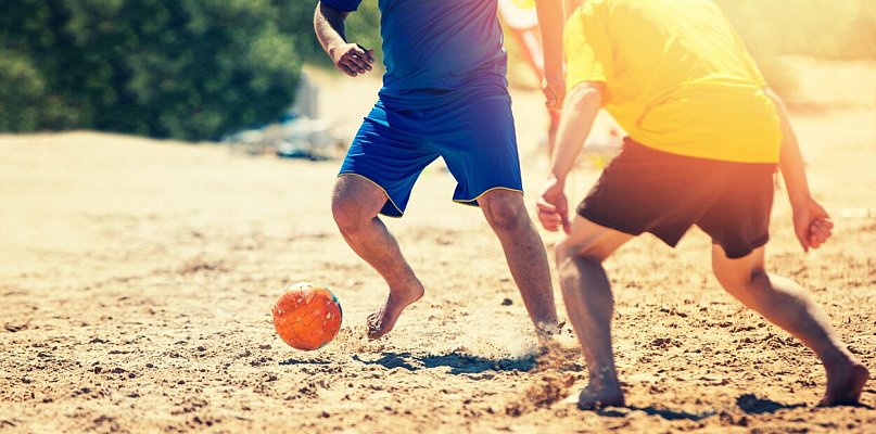 Piłkarskie emocje na piasku! Ruszyły zapisy na turniej Beach Soccera w Decznie