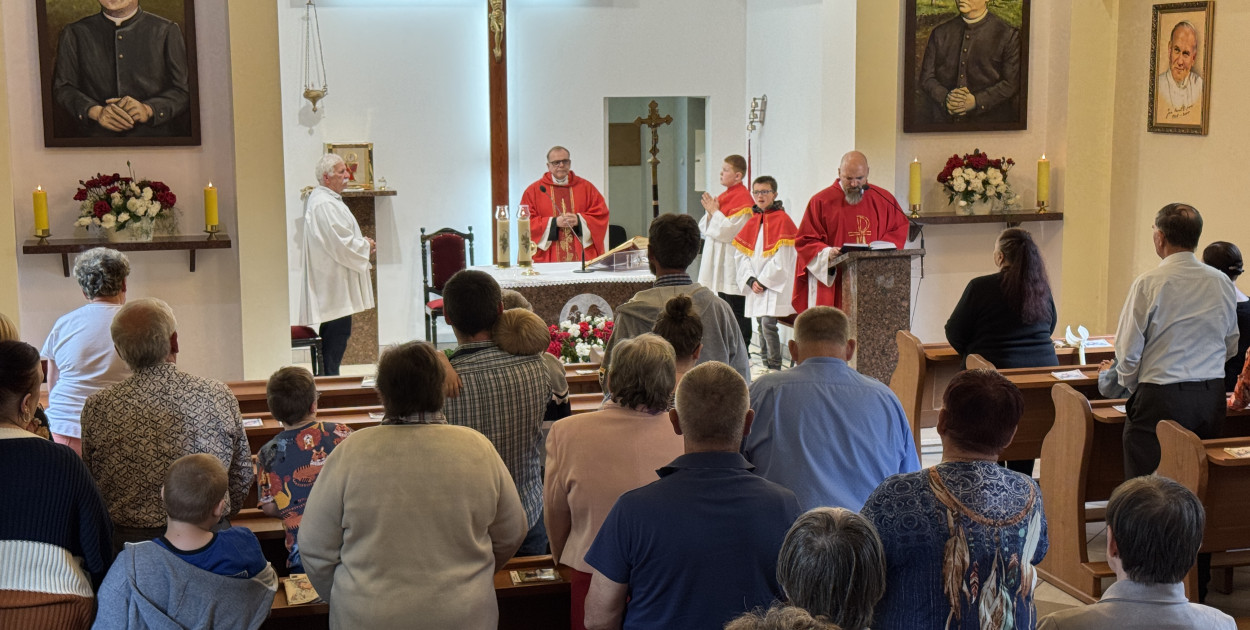 Uroczystość poświęcenia obrazów bł. ks. Franciszka Rogaczewskiego i bł. ks. Bronisława Komorowskiego w kaplicy w Wiągu. Fot. Krzysztof Nowicki