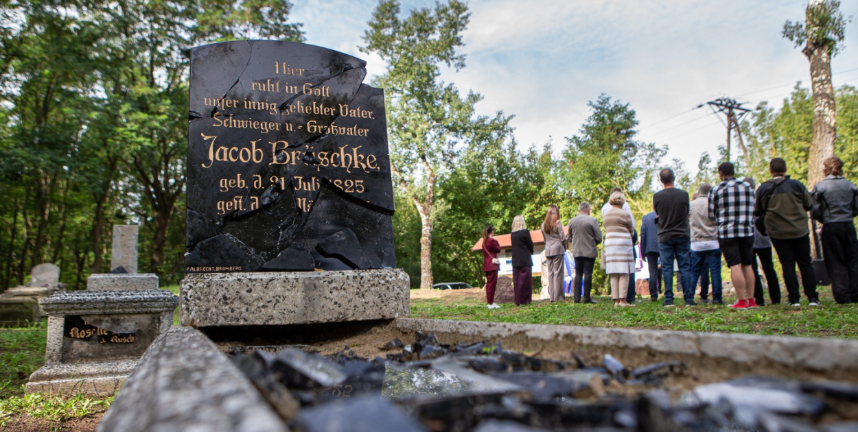 Jeden z wielu odnowionych pomników na cmentarzu w Przechówku/fot. Rafał Skoczylas
