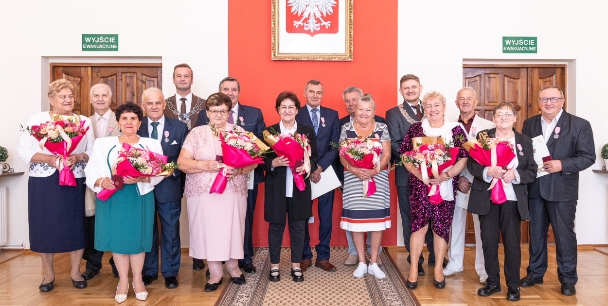 Dzisiejsi jubilaci dostali medale/fot. Rafał Skoczylas dla UM w Świeciu