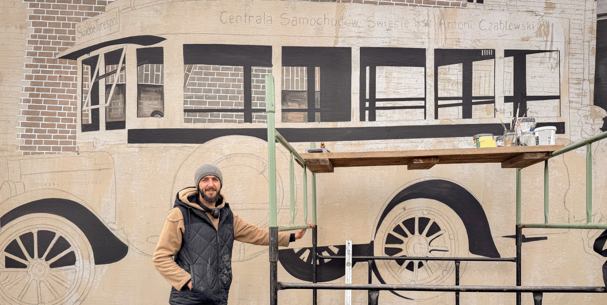 Michał Kaźmierski tworzy w Świeciu kolejny mural. Tym razem to pierwszy autobus, którym jeździli mieszkańcy naszego miasta w latach 30. XX wieku/fot. Agnieszka Czubek