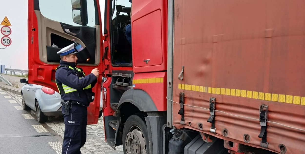 Zgodnie z obowiązującym taryfikatorem, za niestosowanie się do znaku B-26 „zakaz wyprzedzania przez samochody ciężarowe” przewidziany jest mandat karny w kwocie 1000 zł oraz 15 punktów karnych/fot. KPP w Świeciu