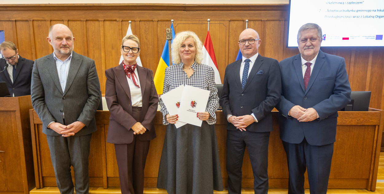 Dorota Krezymon, wójt gminy Dragacz odebrała, aż dwie umowy na wsparcie w ramach FEdKP/fot. Szymon Zdziebło/tarantoga.pl dla UMWKP