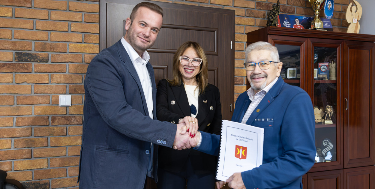 Prace nad projektem budżetu gminy Świecie na 2026 r. zakończyły się. Projekt został przekazany Przewodniczącemu Rady Miejskiej w Świeciu – Jerzemu Wójcikowi/fot. Rafał Skoczylas