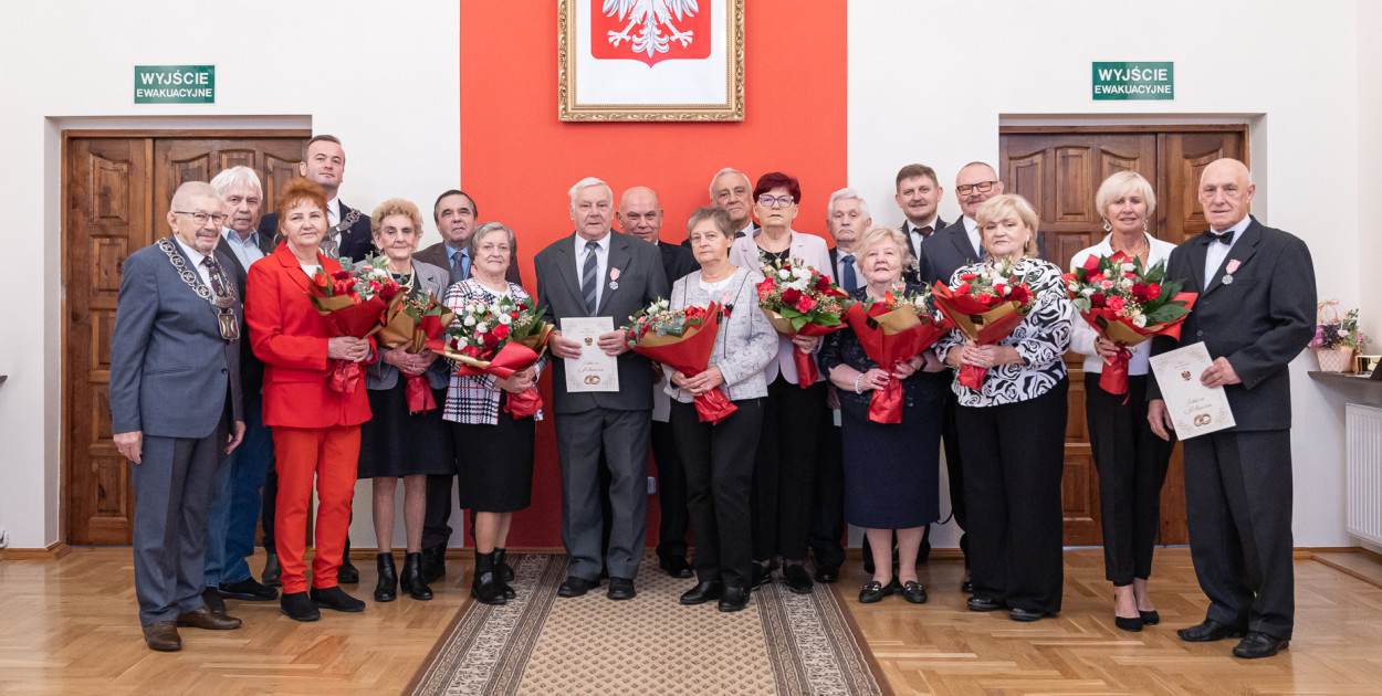 Burmistrz Krzysztof Kułakowski wręczył medale parom, które świętowały 50-lecie/ fot.Rafał Skoczylas dla swiecie.eu