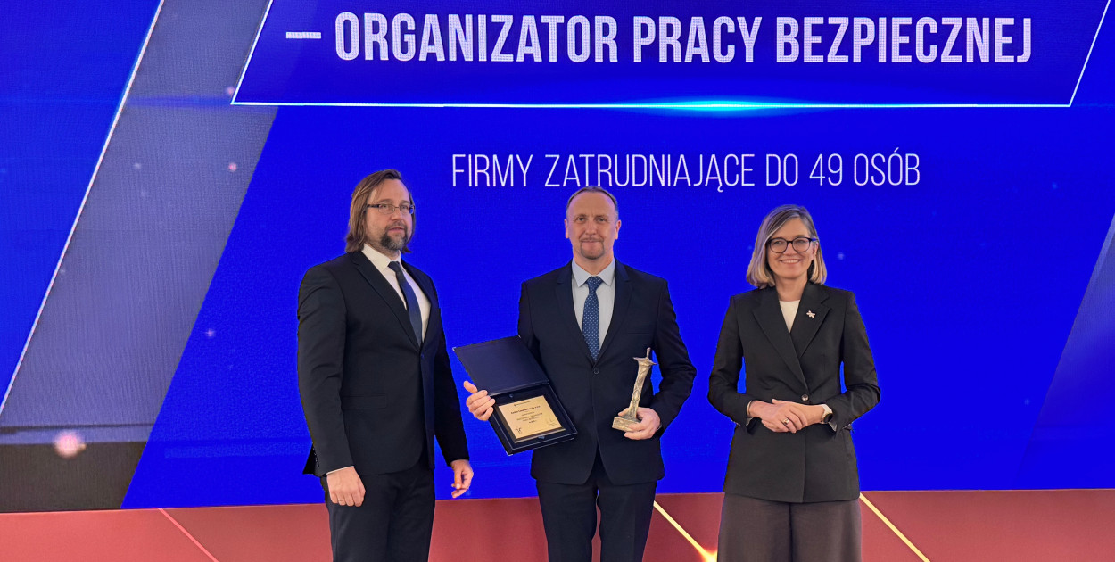 Firma Ewikor Construction została nagrodzona w kategorii Pracodawca - organizator pracy bezpiecznej 2025. Wczoraj w Zaku Królewskim w Warszawie przedstawiciel firmy Rafał Grzesiak odebrał nagrodę z rąk Marcina Staneckiego, Głównego Inspektora Pracy i  Magdaleny Biejat, wicemarszałek Senatu.