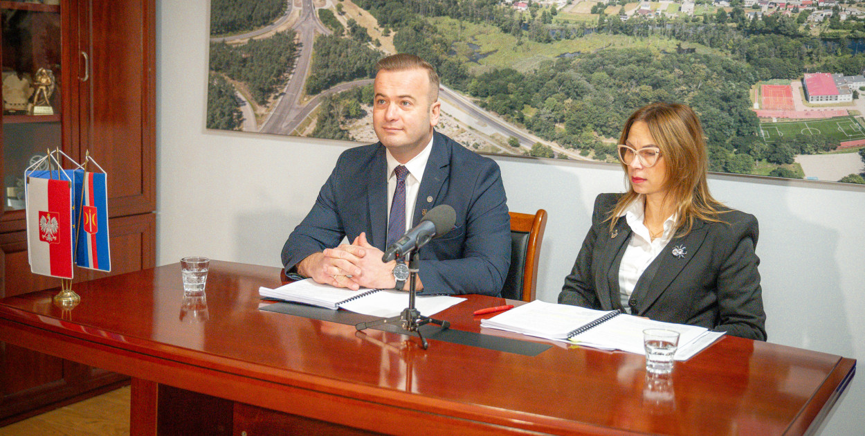 O planach na 2026 rok i podsumowaniu obecnego mówili na konferencji budżetowej burmistrz Krzysztof Kułakowski i skarbnik Marzenna Rzymek/fot. Agnieszka Czubek