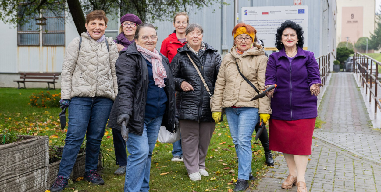 Dwie Krystyny, Zyta, Teresa, Ula i Maria zasadziły wspólnie z urzędnikami Urzędu Miejskiego w Świeciu deszczowy ogród na Mariankach/fot. Rafał Skoczylas