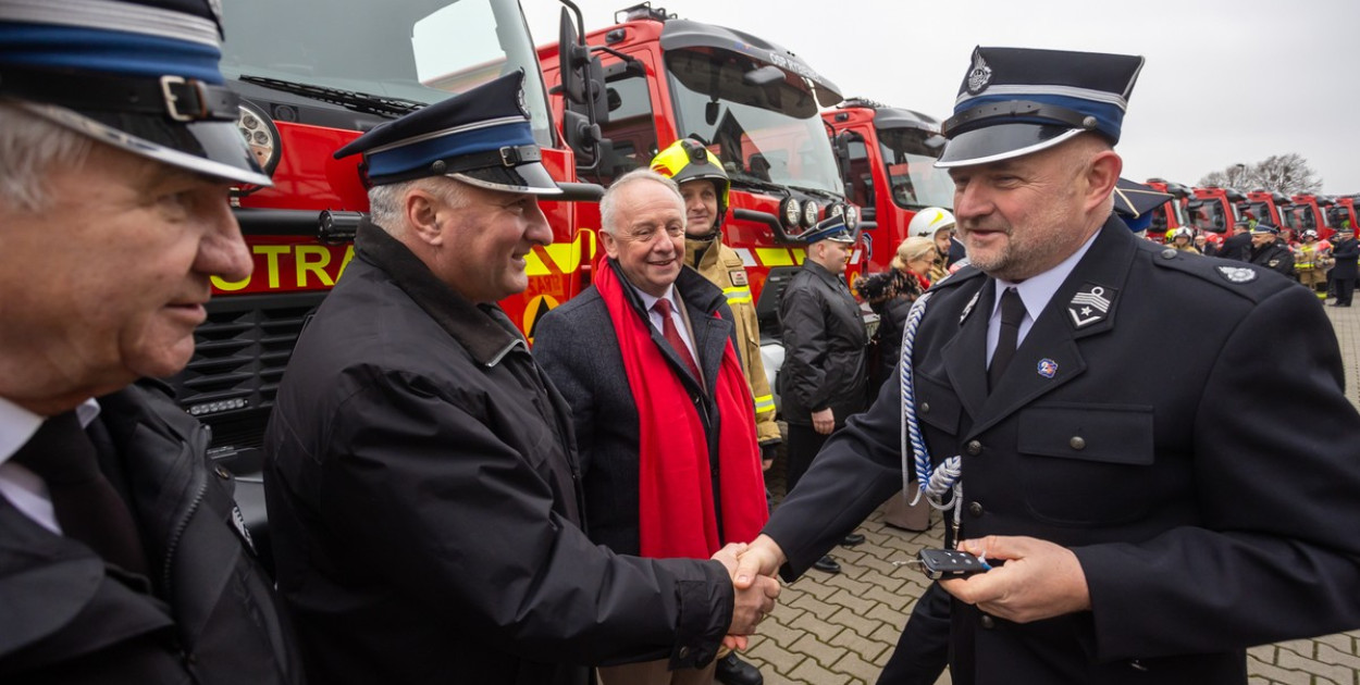 Przekazanie wozów ratowniczo-gaśniczych, fot. Mikołaj Kuras dla UMWKP