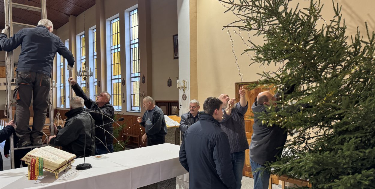 Poniedziałkowe strojenie kościoła w Przechowie. Fot. Krzysztof Nowicki