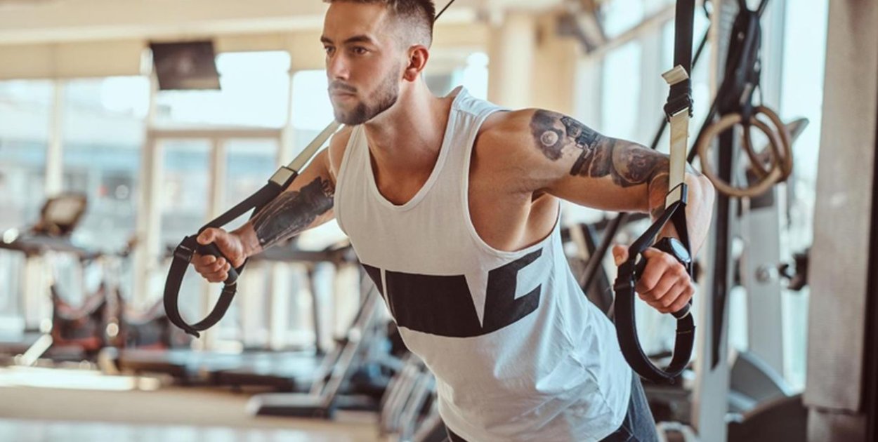 Praktyczny poradnik: jak zacząć trenować na siłowni. Plan treningowy dla początkujących, ćwiczenia, błędy i wskazówki, które ułatwią start.