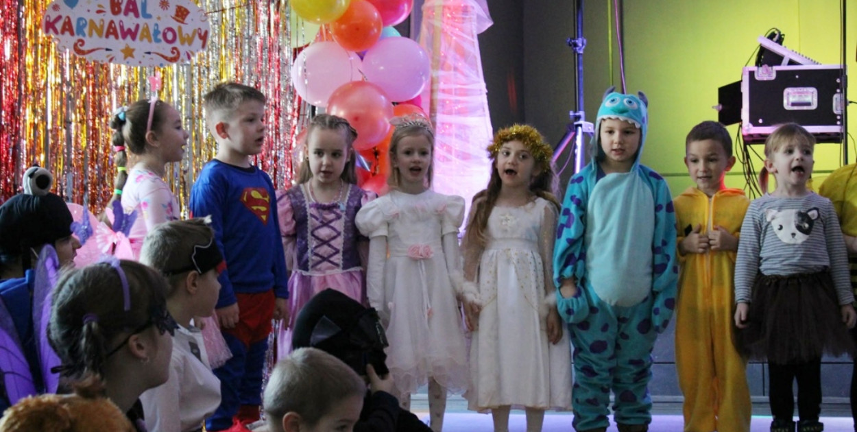 Pokolenia połączone zabawą. Wyjątkowy bal przedszkolaków z „Bajki"