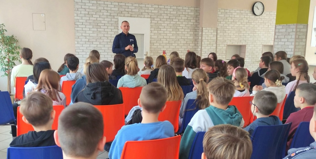 Policjanci odwiedzają szkoły przed feriami