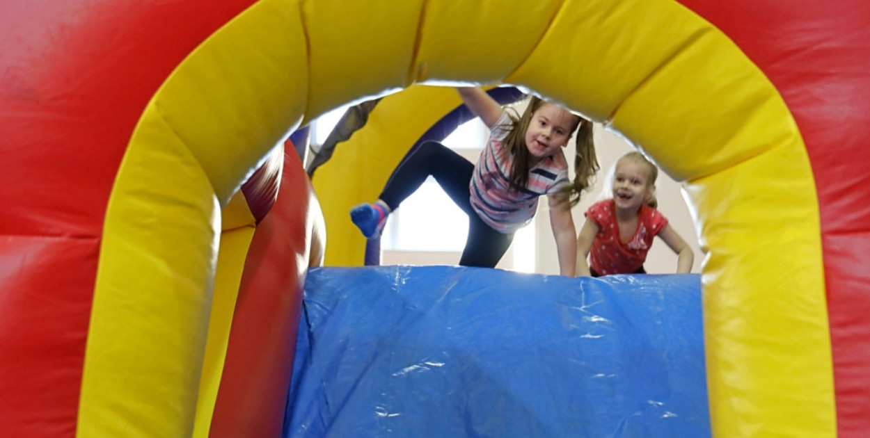 Ferie na pełnych obrotach! Dmuchany zawrót głowy w świeckiej „trójce”