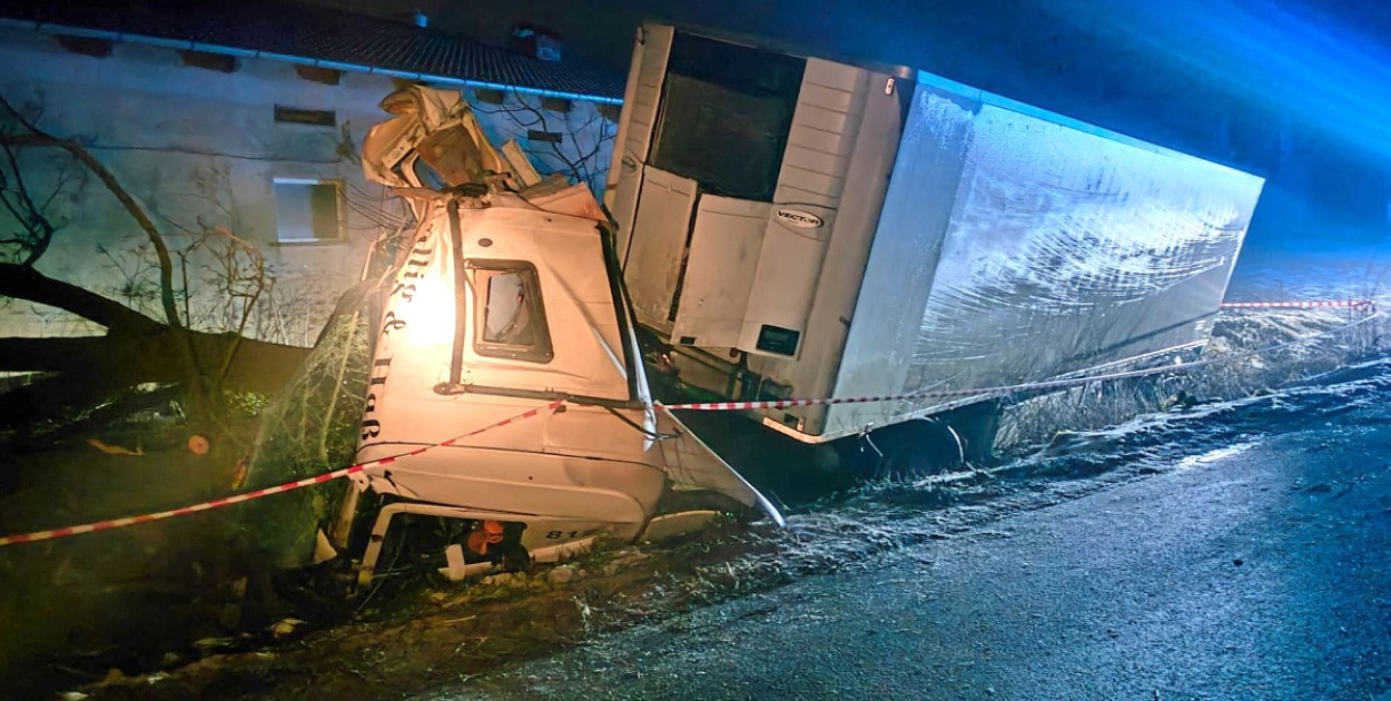 Sześć kolizji w jedną dobę! Dwie Scanie w rowie i roztrzaskane osobówki