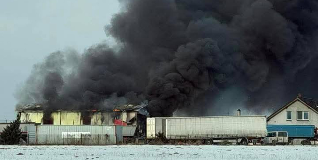 Pożar warsztatu samochodowego w Michalu, w środku niebezpieczne gazy
