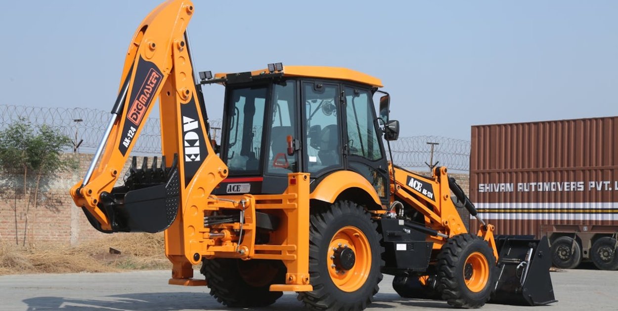 Kiedy wybrać koparkę kołową, a kiedy gąsienicową?