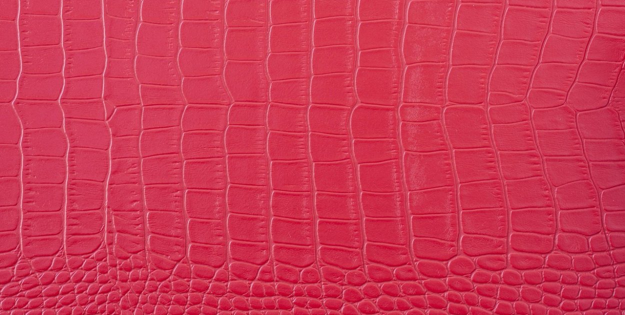 Portfele czerwone – elegancki detal, który przyciąga spojrzenia i podkreśla