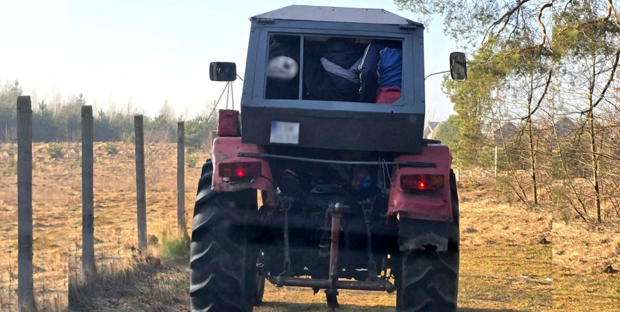 Niebezpieczny „nadkomplet” w ciągniku. 74-latek stracił prawo jazdy w Płochocinku