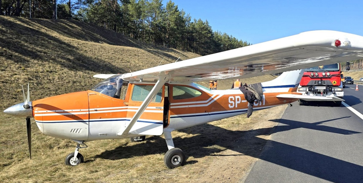 Awaryjne lądowanie na autostradzie A1 w Nowych Marzach