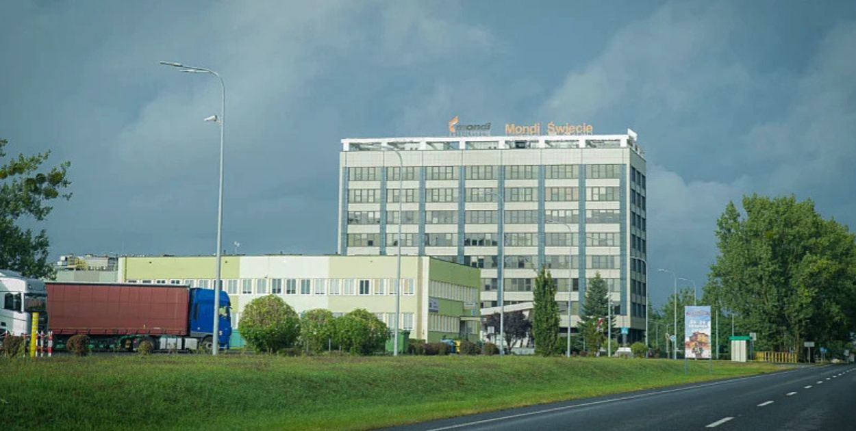 Nietypowy kolor Wisły pod lupą inspektorów. WIOŚ sprawdza ścieki z Mondi