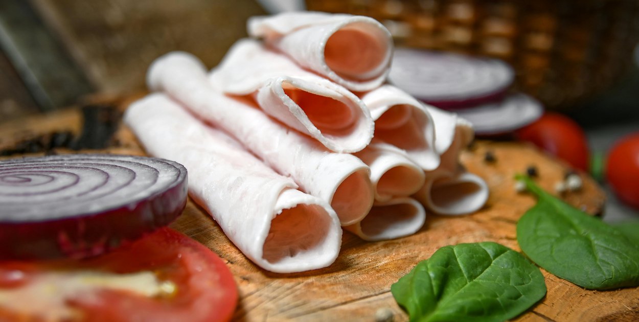 Szynka wędzona i schab dojrzewający – jak wybrać wędliny, które łączą tradycję, de
