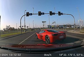 Ferrari vs. prawo: kierowca lekceważy wszystkich