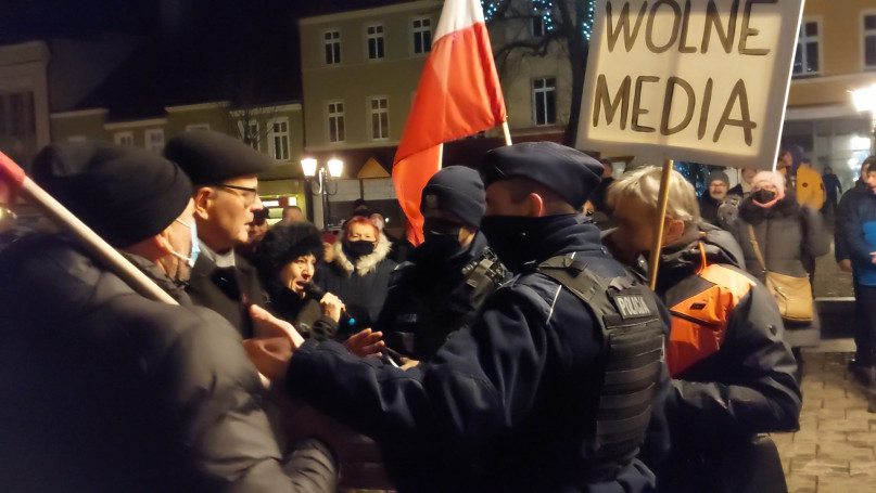 Protest w Świeciu przeciwko \"lex TVN\" - wejście policji, spisanie byłego burmistrza Pogodę